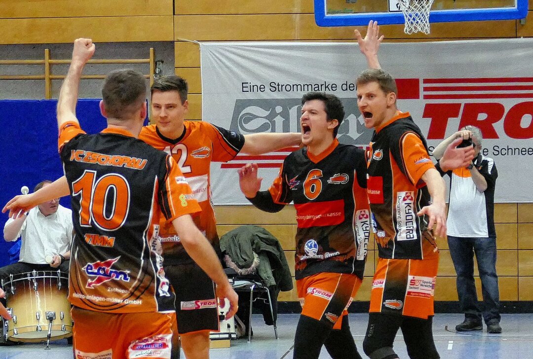 Junge Zschopauer beweisen in der Regionalliga Nervenstärke - In den beiden ersten Saisonspielen durften die Zschopauer Volleyballer knappe Siege bejubeln. Foto: Andreas Bauer
