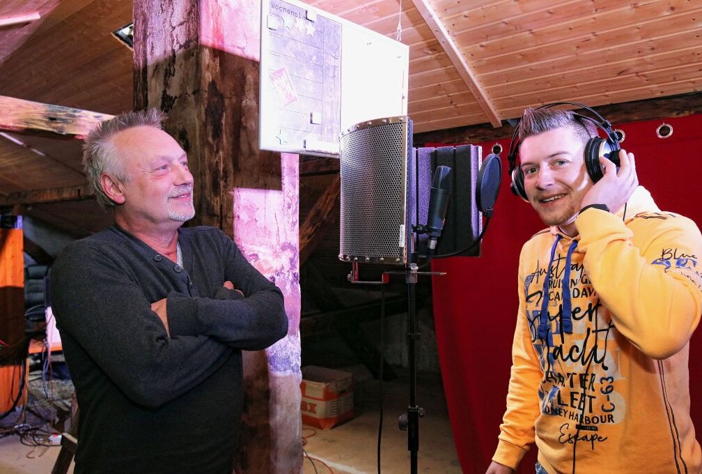 Ein eingespieltes Team: Produzent Mario B. Koppatz und Sänger Franz Peter im Tonstudio. Foto: Wieland Josch