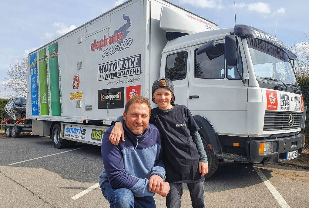Junger Sportler aus dem Erzgebirge will es in Spanien wissen - Steffen Sachse und sein Sohn Robin Siegert vor dem neuen Team-Mobil, das der Vater umgebaut hat. Foto: Andreas Bauer