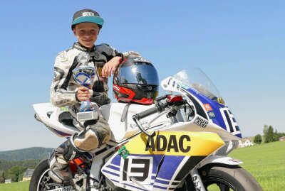 Junger Sportler aus dem Erzgebirge will es in Spanien wissen - Vergangene Saison erkämpfte Robin Siegert als Dritter des ADAC-Minibike-Cups einen Pokal. Foto: Andreas Bauer