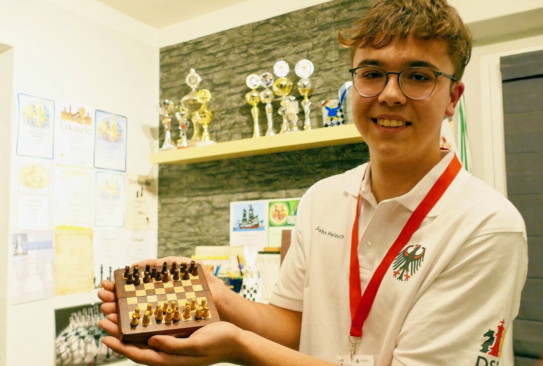 Junger WM-Teilnehmer aus Zschopau will sein Schach-Wissen weitergeben - Mit diesem kleinen Brett spielte John Heinrich im Alter von sechs Jahren zum ersten Mal Schach. Foto: Andreas Bauer