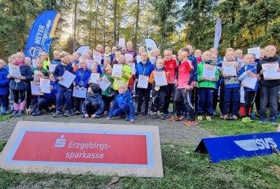 Junior Trophy Erzgebirge mit Wurzellauf abgeschlossen - Hinterher präsentierten viele Nachwuchssportler stolz ihre Urkunden. Foto: Verein