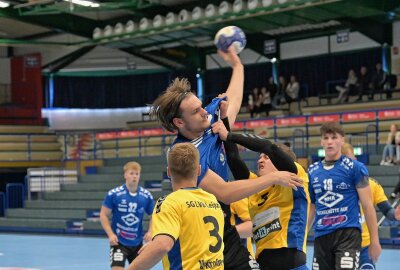 Juniorteam holt Sieg gegen SG LVB - Die Sachsenliga-Handballer des EHV Aue II - am Ball Maximilian Hinz - haben zuhause gegen die SG LVB gewonnen. Foto: Ramona Schwabe