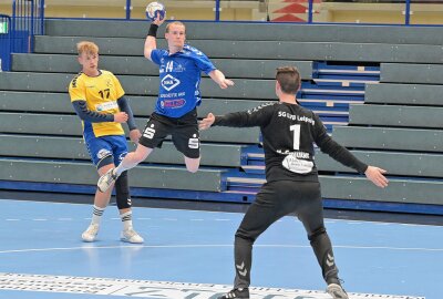 Juniorteam holt Sieg gegen SG LVB - Die Sachsenliga-Handballer des EHV Aue II - am Ball Dominic Schwenning - haben zuhause gegen die SG LVB gewonnen. Foto: Ramona Schwabe