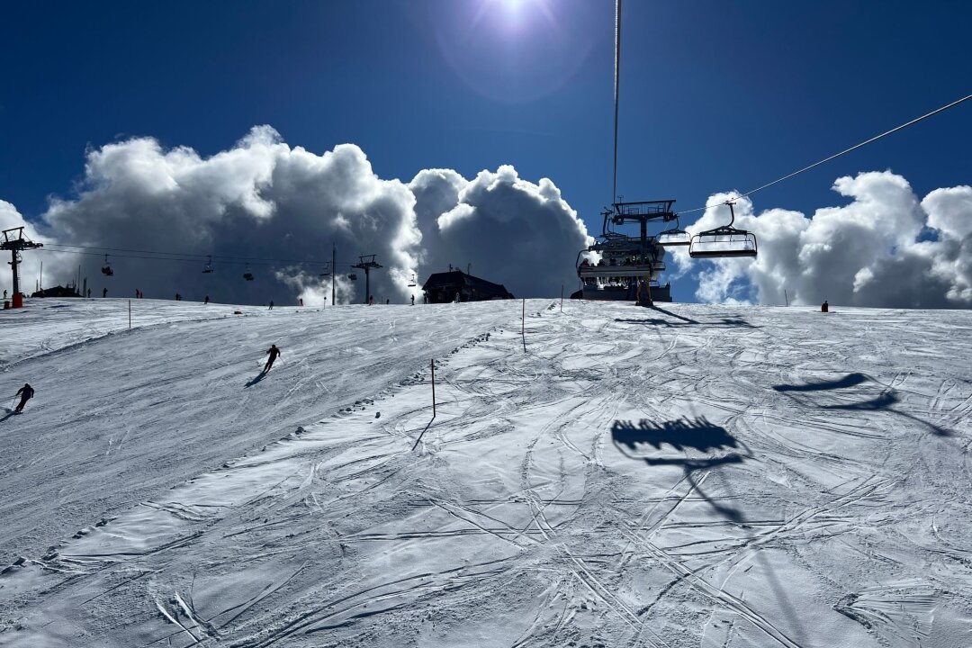 Kärnten zwischen Wintersport und Frühlingserwachen - Schneebedeckte Pisten und strahlender Sonnenschein im Skigebiet bei Gerlitzen.