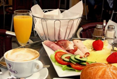 Kaffee - der unentbehrliche Muntermacher - Eine Tasse Kaffee gehört zu einem richtigen Frühstück dazu. Foto: Uli Carthäuser/pixelio
