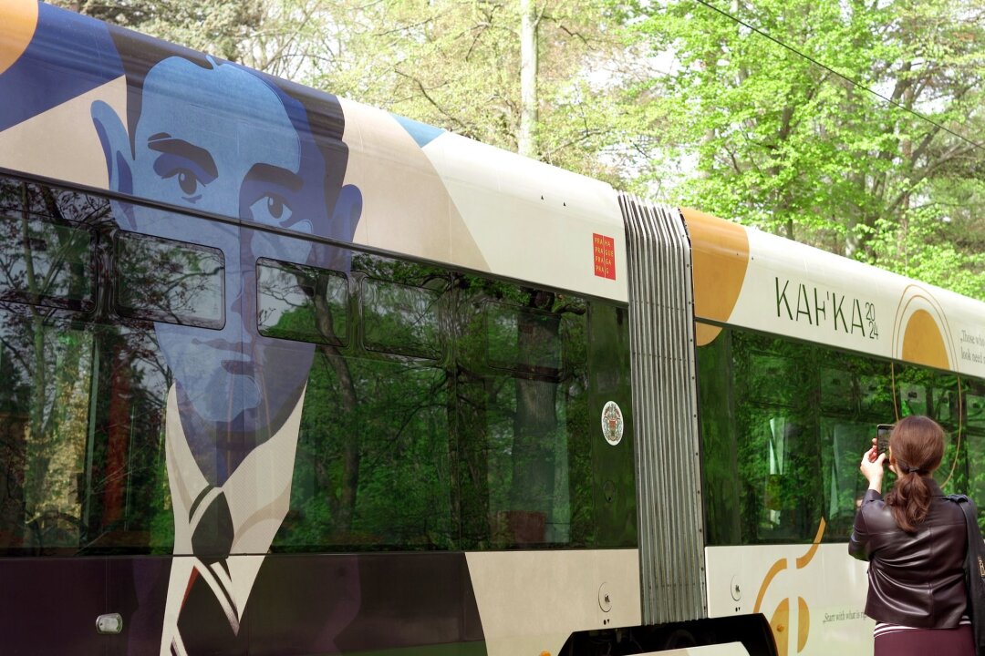 Kafka-Straßenbahn zum 100. Todestag des Autors - In Prag erinnert diese neugestaltete Straßenbahn an den deutschsprachigen Schriftsteller Franz Kafka.