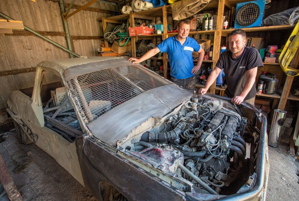 Kai Rudolph und Jens Hetzel von den Seiffener Crash-Dukes (v.l.) machen einen Honda Civic fürs Seiffener Rennen fit. Foto: Jan Görner