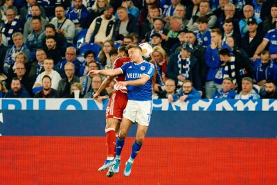 Kaiserslautern gewinnt in Kiel, HSV souverän - Der Schalker Paul Seguin (r) im Kopfballduell mit Düsseldorfs Emmanuel Iyoha.