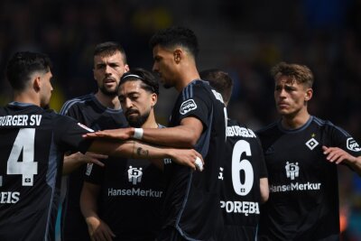 Kaiserslautern gewinnt in Kiel, HSV souverän - Der Hamburger SV feiert einen Sieg in Braunschweig und bewahrt die Chance auf den Relegationsrang.