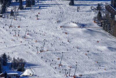 Kaiserwetter lockt hunderte Wintersportler auf den Fichtelberg - Das Kaiserwetter lockte hunderte Wintersportler auf den Fichtelberg. Foto: Bernd März