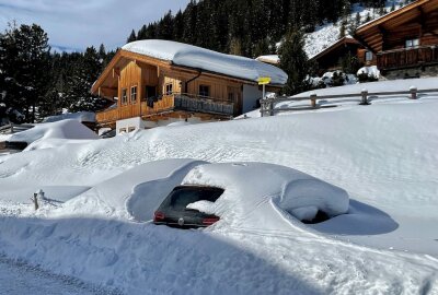 Kaiserwetter nach starkem Schneefall in den österreichischen Alpen - Ein schöner Wintertag in den Bergen. Foto: Daniel Unger