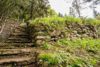 Kalkofen im Heidelbachtal touristisch aufgewertet - Den Treppenaufgang haben die Auszubildenden auch wieder begehbar gemacht. Foto: Jan Görner