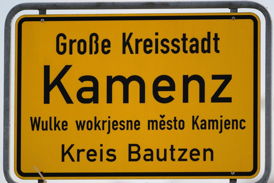 Kamenz bekommt vier Millionen Euro für Stadtentwicklung - Ein Ortsschild steht am Ortseingang der Stadt im Landkreis Bautzen.