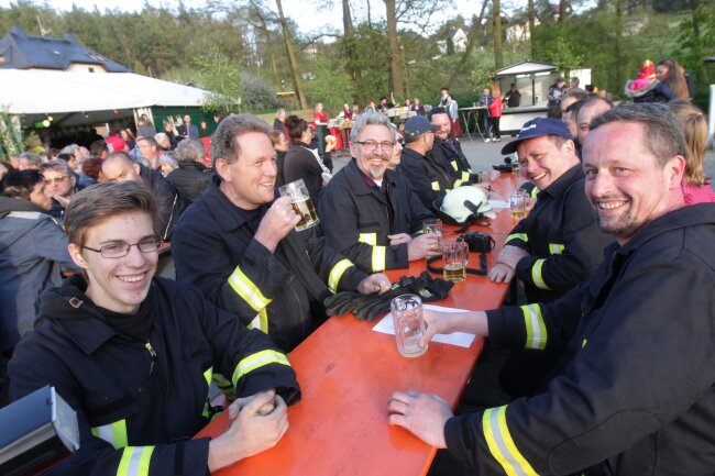 Kameraden stemmen den Maibaum   - Beste Stimmung unter den Kameraden der Freiwilligen Feuerwehr. Foto: Thomas Voigt