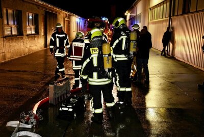 Kameraden von vier erzgebirgischen Wehren üben für den Ernstfall - Die Feuerwehren Schneeberg, Bad Schlema, Aue und Wildbach wurden heute zu einer Einsatzübung gerufen. Foto: Daniel Unger