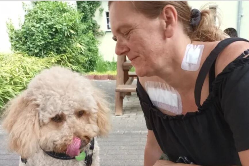 Kampf gegen die Zeit: Familie braucht Unterstützung für teure Krebstherapie - Beatrix hat Darmkrebs und ihre Familie kämpft für sie, um eine teure Therapieform zu finanzieren. Im Bild ist sie mit ihrem Hund Timmy.