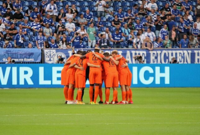 Kampfstarke Veilchen ergattern auf Schalke einen Punkt - Auer Spielerkreis vor dem Anstoß Foto: Alexander Gerber