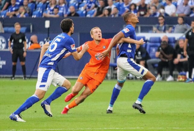 Kampfstarke Veilchen ergattern auf Schalke einen Punkt - Für Ben Zolinski war es in der ersten Halbzeit schwer Akzente zu setzen Foto: Alexander Gerber