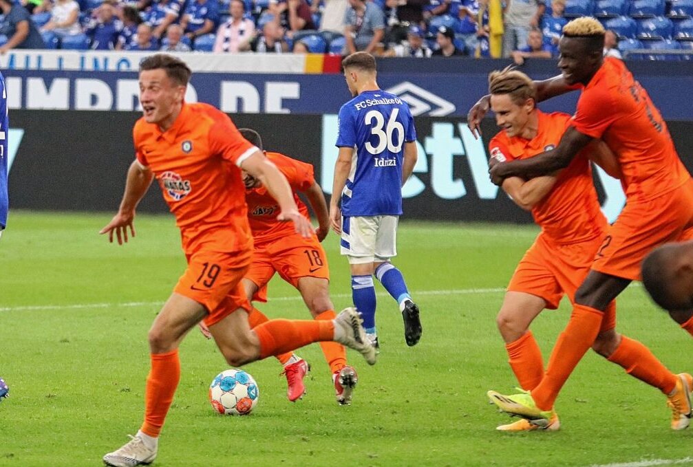 Kampfstarke Veilchen ergattern auf Schalke einen Punkt - Sascha Härtel erzielte den verdienten Ausgleich Foto: Alexander Gerber