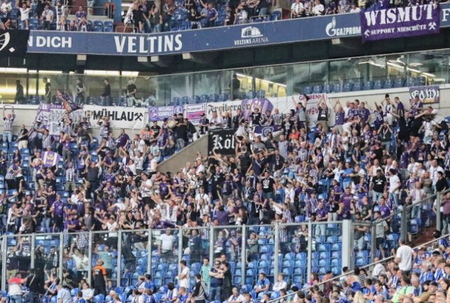 Kampfstarke Veilchen ergattern auf Schalke einen Punkt - Auch die 1.000 mitgereisten Fans waren außer Rand und Band Foto: Alexander Gerber