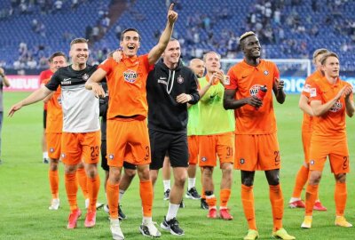 Kampfstarke Veilchen ergattern auf Schalke einen Punkt - Die Auer Mannschaft feiert nachdem Spiel mit den mitgereisten Fans Foto: Alexander Gerber