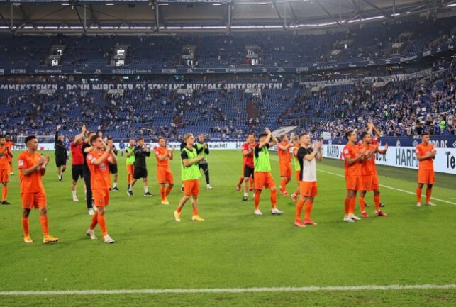 Kampfstarke Veilchen ergattern auf Schalke einen Punkt - Riesenjubel vor dem Auer Fanblock