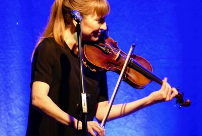 Kanadische Folk-Band genießt Auftritt in Marienberg - Als Violinistin stand Carly Frey mit auf der Bühne. Foto: Andreas Bauer