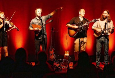 Kanadische Folk-Band genießt Auftritt in Marienberg - Dank der Beleuchtung enstand eine tolle Kulisse. Foto: Andreas Bauer