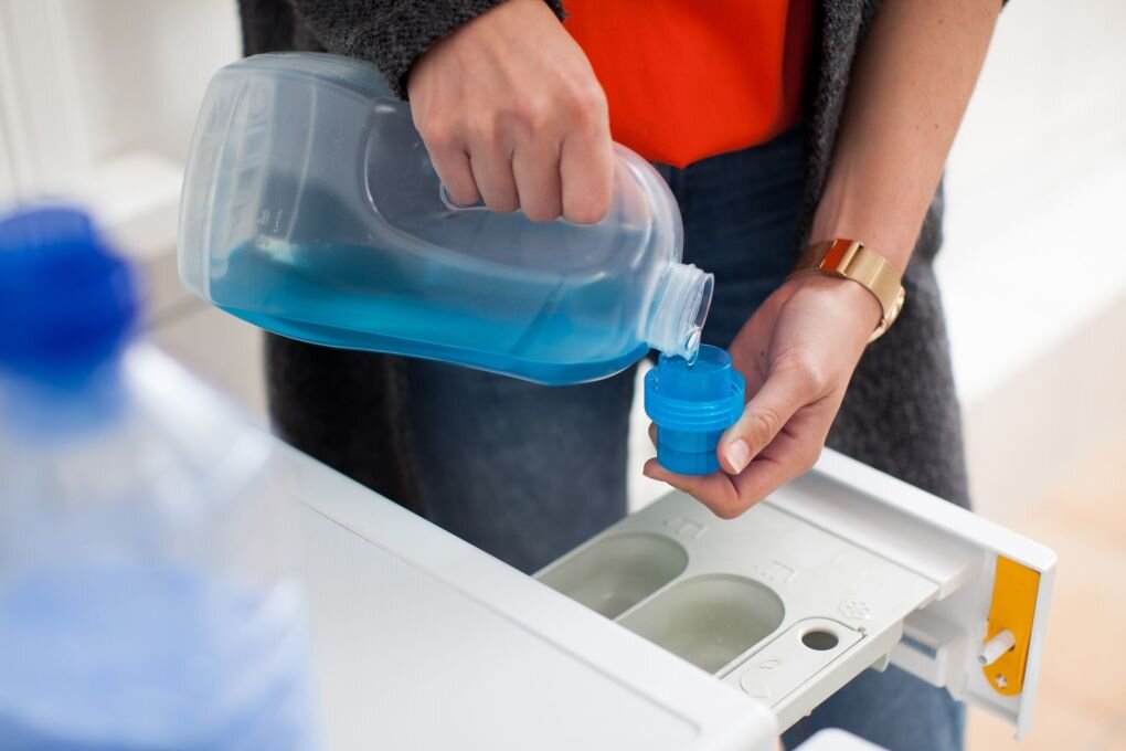 Kann man Weichspüler mit Waschmittel mischen? - Aus gutem Grund gibt es in der Waschmaschine verschiedene Fächer für Waschmittel und Weichspüler.