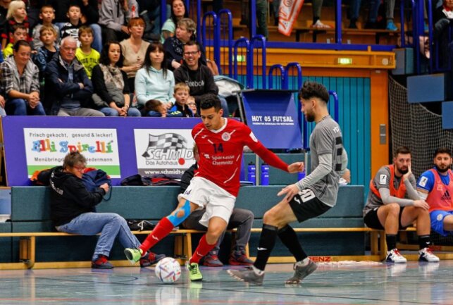 Karl-May-Städter waren gegen Bielefeld in Torlaune - Gabriel Oliveira (rot) ist Leistungsträger bei HOT 05 Futsal und in der deutschen Nationalmannschaft. Foto: Markus Pfeifer