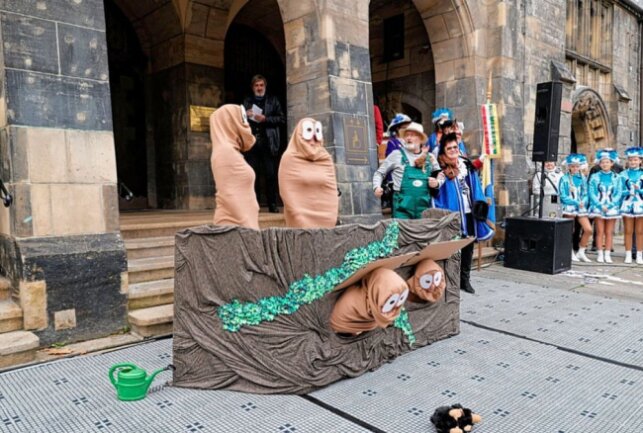Karnevalisten fordern in Chemnitz und Freiberg den Rathausschlüssel - Um 11.11 Uhr forderten Karnevalisten von vier Karnevals-Klubs aus Chemnitz und der Umgebung von OB Sven Schulze den Rathausschlüssel. Foto: Harry Härtel