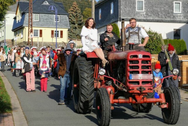 Karnevalisten streben offiziellen Titel für Gelenau an - Per Traktor wurde das neue Prinzenpaar durch den Ort kutschiert. Foto: Andreas Bauer