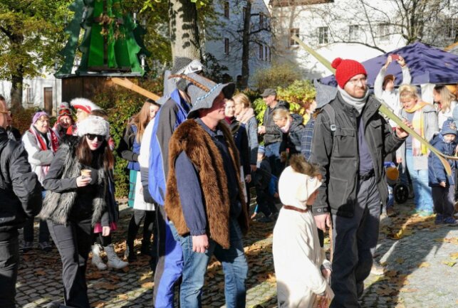 Karnevalisten streben offiziellen Titel für Gelenau an - Weil die neue Saison dem Thema Hüttengaudi gewidmet ist, war so mancher Karnevalist mit Wintersportausrüstung erschienen. Foto: Andreas Bauer