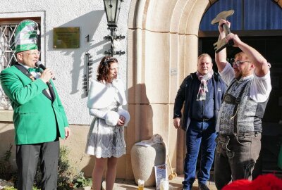 Karnevalisten streben offiziellen Titel für Gelenau an - Stolz präsentiert Robby Schmidt den Rathausschlüssel, der beinahe vergessen wurde. Foto: Andreas Bauer