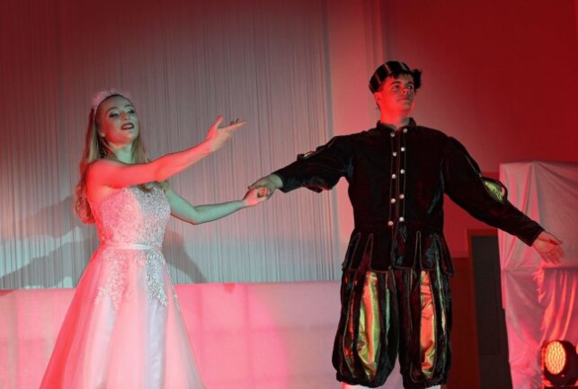 Karo Dancer bringen Märchenrevue auf die Bühne - Julie Gräßler und Philipp Georgi haben die Hauptrollen besetzt. Foto: Ralf Wendland