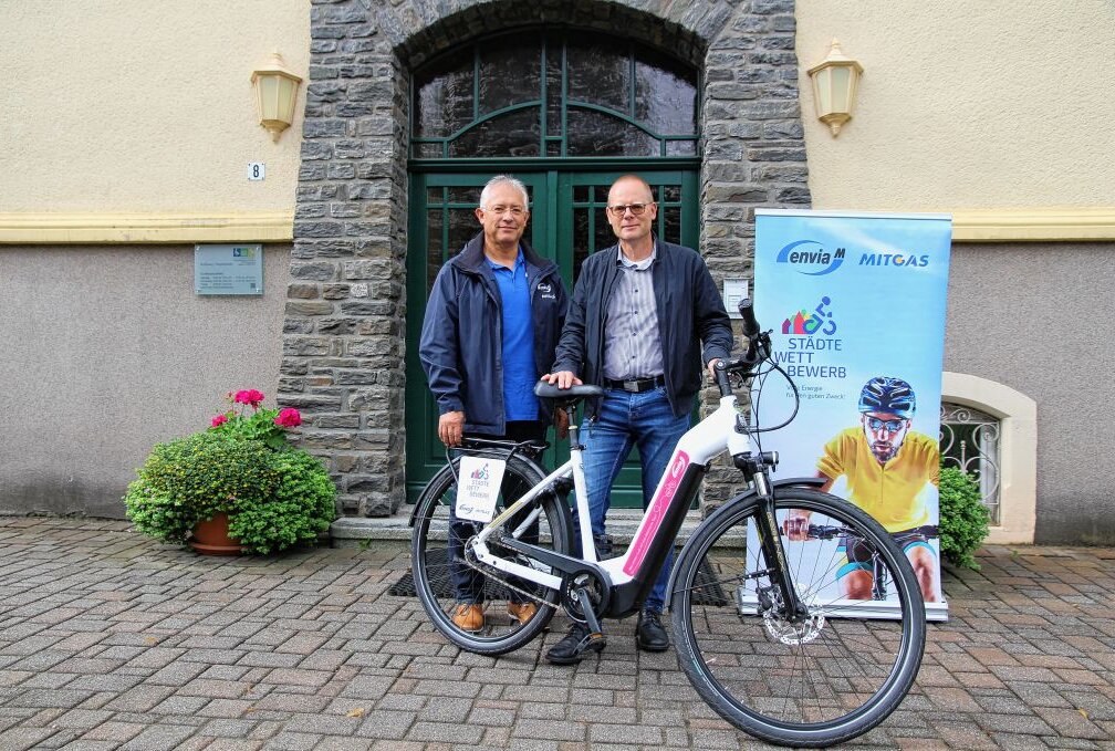 Kartoffeln, Sport und Musik - Bürgermeister Axel Röthling (r.) übernahm für eine Woche von Jürgen Lojewski von EnviaM (l.) ein E-Bike. Foto: EnviaM 
