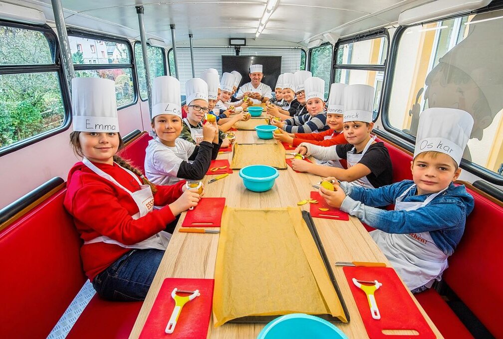 Kartoffeltour: Kochbus besucht Auerhammer Grundschule - Die Kinder verarbeiteten ihre selbst angebauten und geernteten Kartoffeln. Foto: Georg Ulrich Dostmann