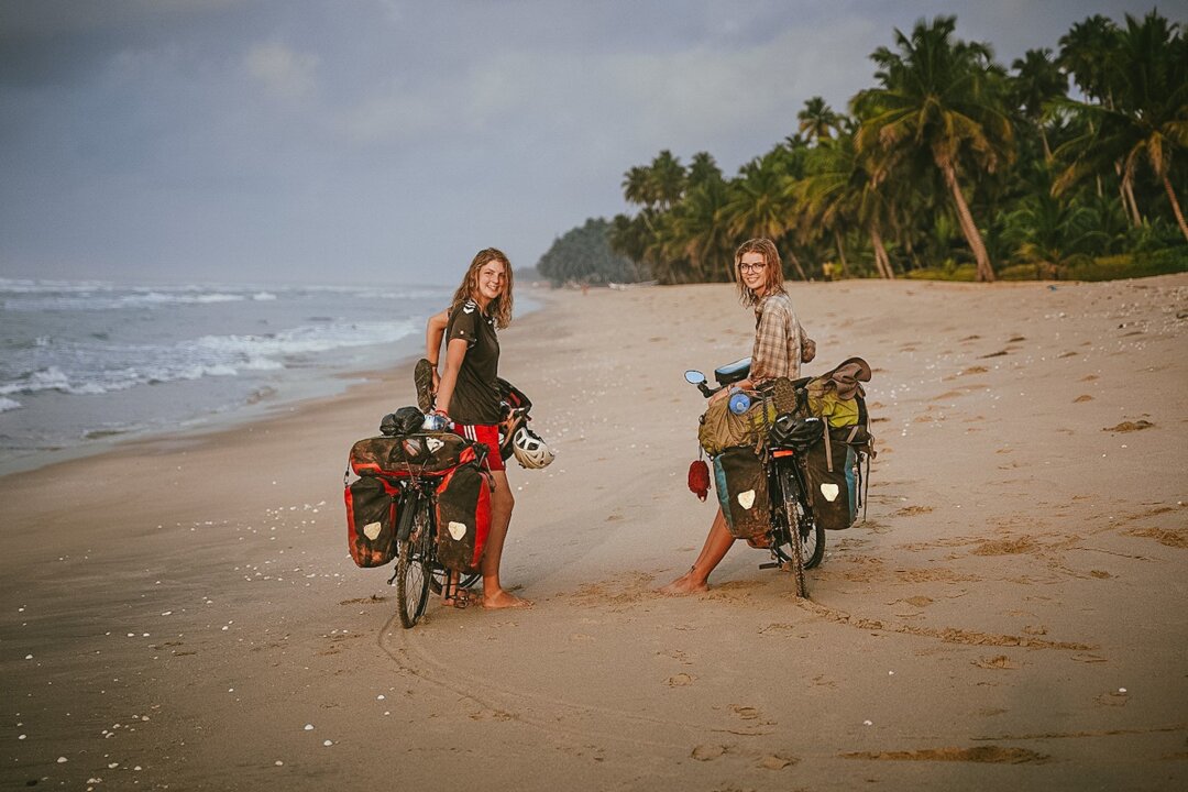Kasselerinnen Hannah und Greta radeln durch Afrika - Hannah (links) und Greta Schröder an einem Strand in Ghana.