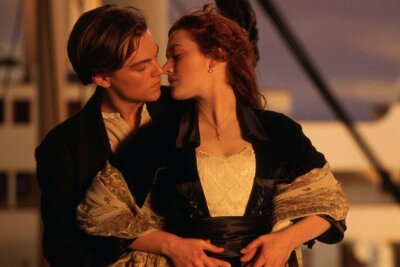 Kate Winslet fühlte sich bei intimen Szenen allein gelassen: "Ich musste immer für mich selbst einstehen" - Das Filmdrama "Titanic" machte Kate Winslet (mit Leonardo DiCaprio) über Nacht zum Star - doch der Ruhm war für Winslet eine "Last". "Ich hatte das Gefühl, dass ich auf eine bestimmte Art und Weise aussehen oder etwas Bestimmtes sein musste", erinnerte sie sich zurück.
