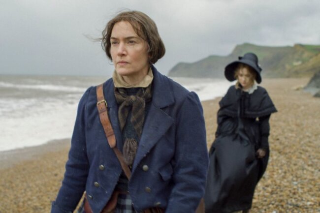 Charlotte Murchison (Saoirse Ronan, rechts) begleitet die Fossiliensammlerin Mary Anning (Kate Winslet) bei der Arbeit am Strand von Südengland.