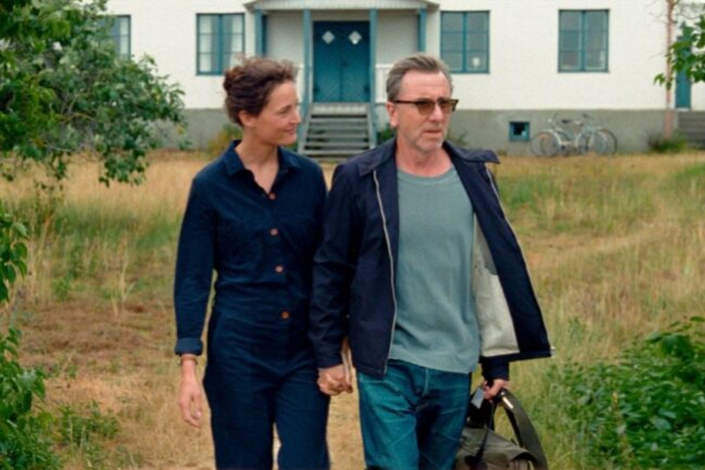 Vicky Krieps und Tim Roth wandeln in "Bergman Island" auf den Spuren des großen Filmemachers Ingmar Bergman.