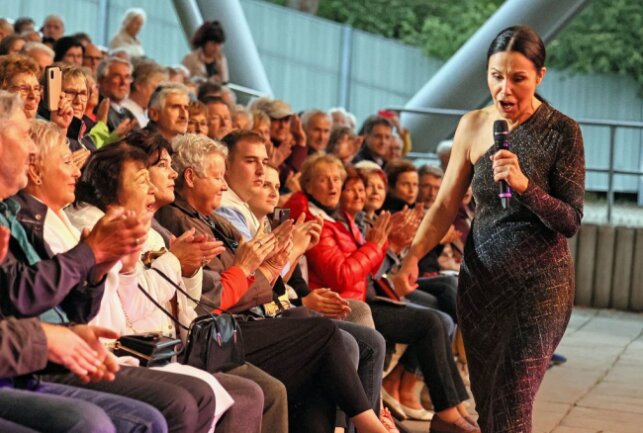 Katrin Weber mit Witz und Charme beim Heimspiel in Plauen - Mehrere Ausflüge in Richtung Publikum sorgten für gehörig Stimmung im Parktheater. Foto: Thomas Voigt