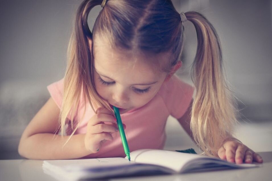 Kauen, Lutschen, Knabbern: Wie gefährlich ist es, wenn Kinder ihre Stifte malträtieren? - Schadet es der Gesundheit, wenn Kinder auf ihren Stiften kauen?