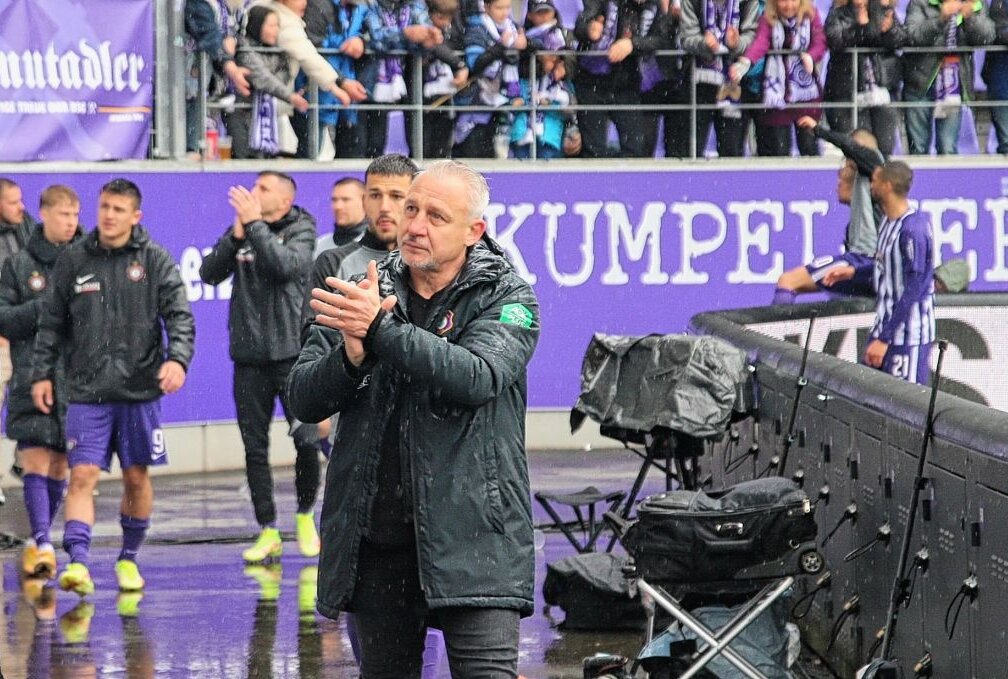 Kaum noch Hoffnung: Veilchen nach großem Kampf enttäuscht - Trainer Pavel Dotchev steht die Enttäuschung ins Gesicht geschrieben. Foto: Alex Gerber