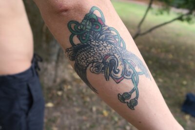Kay (33) aus Chemnitz verewigt die japanische Kultur unter seiner Haut - Auf Kays Unterarm sieht man den Kranich als Symbol für Anmut und Weisheit.