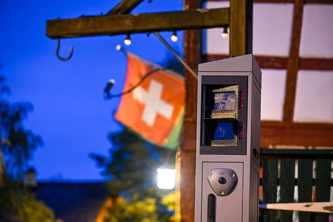 Kein Aussitzen: Schweizer Knöllchen müssen bezahlt werden - Geblitzt in der Schweiz? Entsprechende Bußgelder können ab sofort auch bei uns vollstreckt werden.