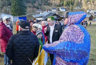 Kein Schnee? In diesem Erzgebirgsdorf wurde der Skifasching trotzdem zu einer großen Party - Moderator Frank Mauersberger führte verkleidet als Joker und unterstützt von einem Seestern durchs Programm. Foto: Andreas Bauer