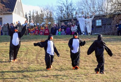 Kein Schnee? In diesem Erzgebirgsdorf wurde der Skifasching trotzdem zu einer großen Party - Auch Eisbären und Pinguine waren dabei. Foto: Andreas Bauer