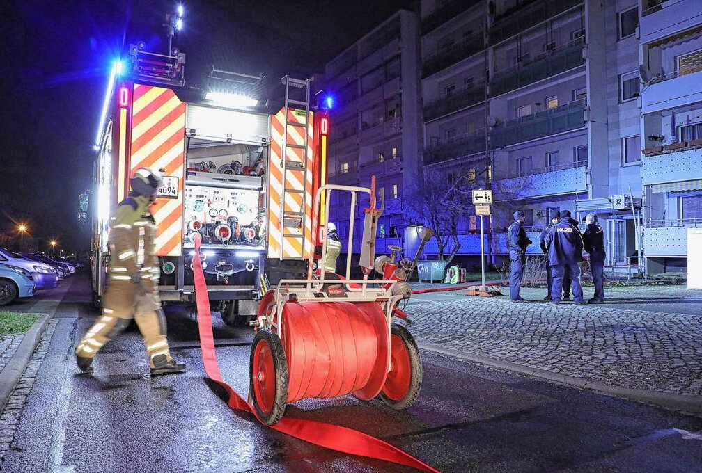 Keller brennt zum dritten Mal im selben Dresdner Mehrfamilienhaus - Gesternabend kam es gegen 19.50 Uhr am Wölfnitzer Ring in einem Mehrfamilienhaus zu einem erneuten Brand. Foto: Roland Halkasch
